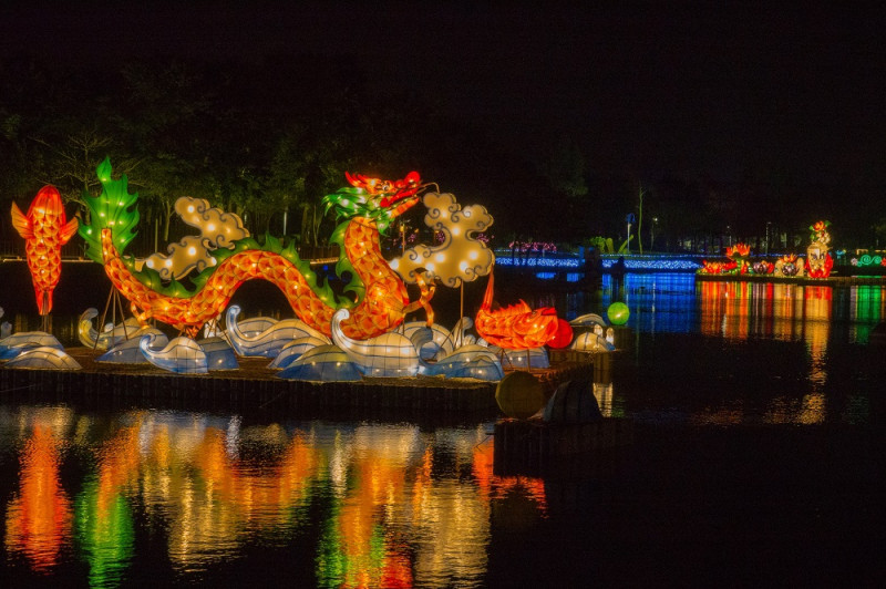 花在彰化燈會在湖中則設計「魚躍龍門」、「平平安安」大型花燈作品。   圖：彰化縣政府提供