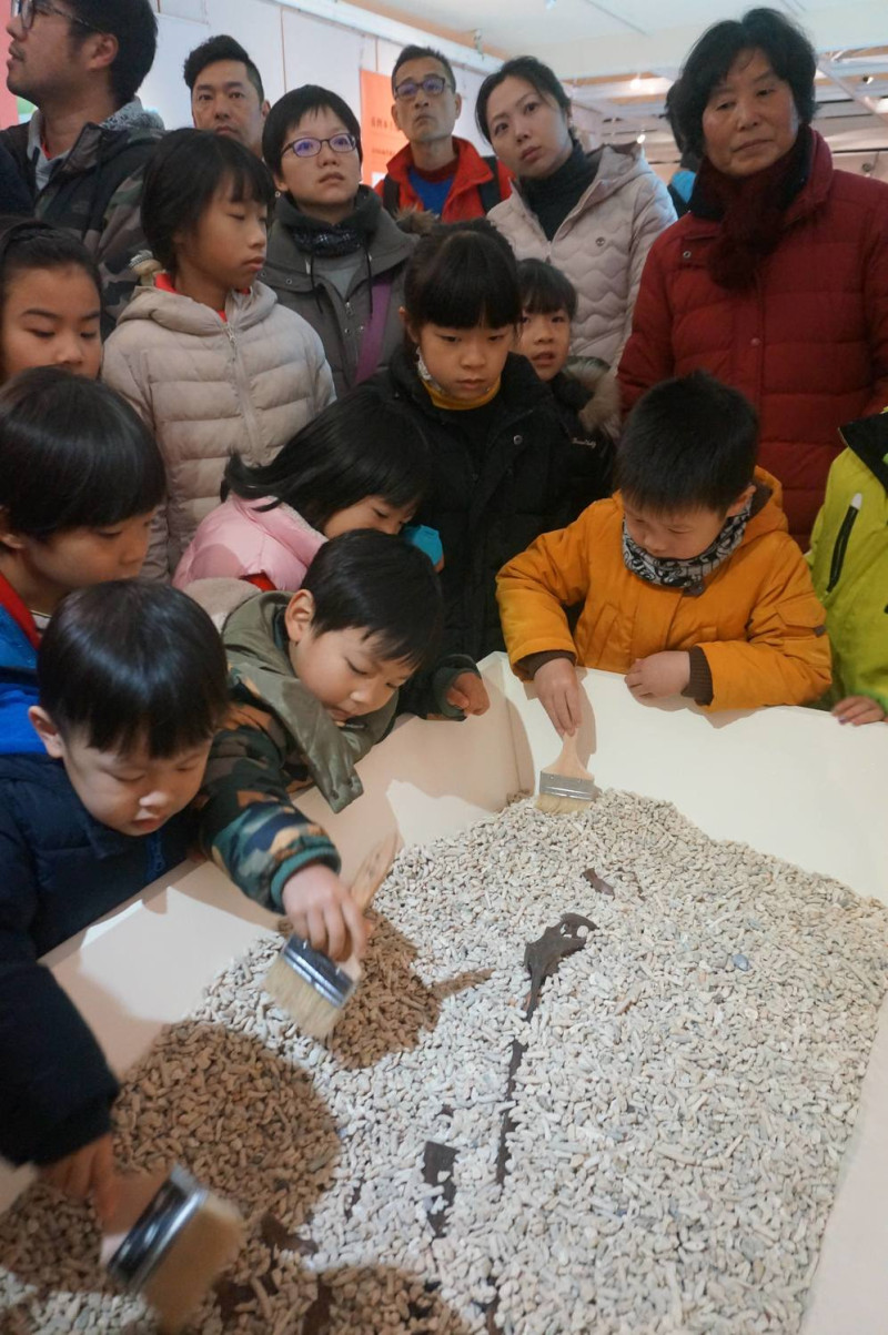 化石挖掘體驗區深受兒童喜愛。   圖：台灣博物館/提供