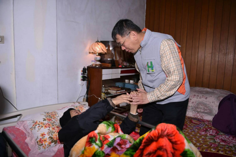 台北市長柯文哲今日化身一日醫師，前往萬華民眾家裡探視接受聯醫團隊照顧的失能長者個案。   圖：台北市政府 / 提供