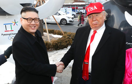 平昌冬奧場開幕場外，有人看見美國總統川普竟然和北韓領袖金正恩也握起手來！原來是誤會一場，兩名模仿藝人扮起世界領袖，利用國際媒體爭相關注的機會，讓場外的逸聞趣事再添一筆。   圖：達志影像/美聯社