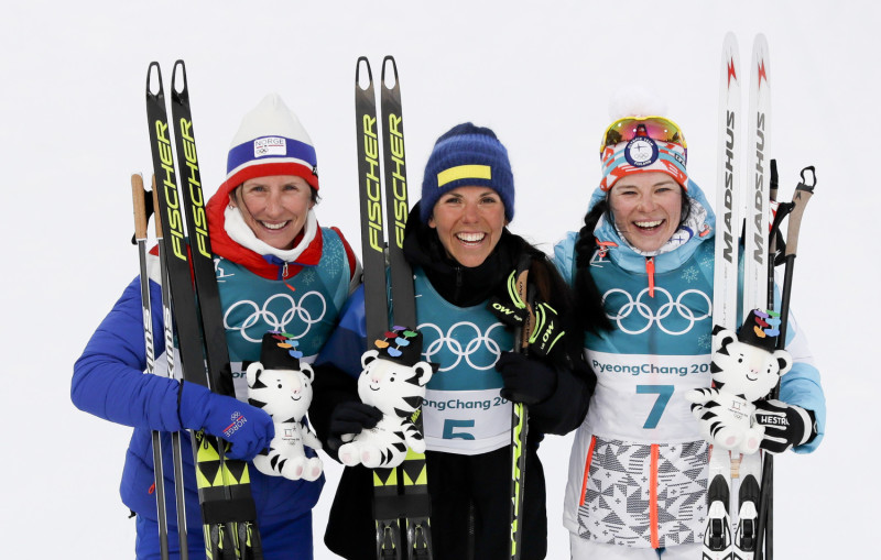 37歲的比約根（左）仍希望在本屆冬奧結束前，能打破挪威「雪上天王」比約恩達倫（Ole Einar Bjoerndalen）13面獎牌的紀錄。

平昌冬奧首面金牌則是由瑞典好手卡拉（Charlotte Kalla，中）在越野滑雪女子15公里混合追逐摘下。   圖：達志影像/美聯社