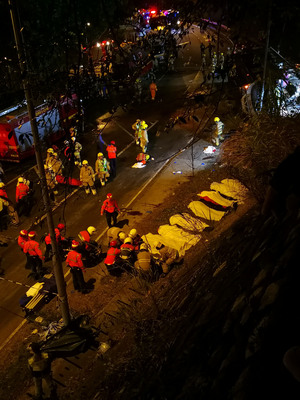 香港大埔公路近松仔園處10日下午6時許發生雙層公車側翻交通事故，目前已致19死、60餘傷。   中央社