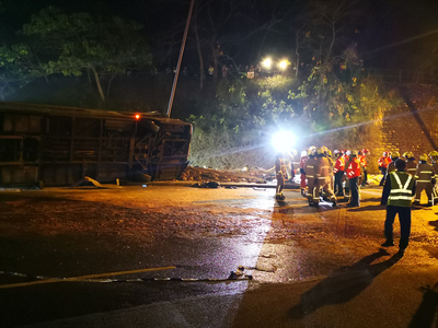 香港大埔公路近松仔園處10日下午6時許發生雙層公車側翻交通事故，目前已致19死、60餘傷。   中央社