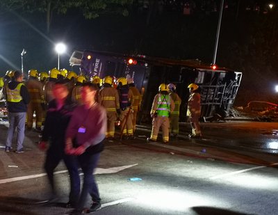 香港大埔公路近松仔園處10日下午6時許發生雙層公車側翻交通事故，目前已致19死、60餘傷。   中央社