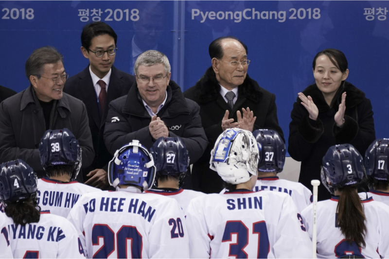 兩韓共組的女子冰上曲棍球聯隊晚間在平昌冬季奧運首場比賽迎戰瑞士，北韓領導人金正恩的胞妹金與正(右)和南韓總統文在寅(左)，都坐在觀眾席觀賞比賽。   圖：達志影像/美聯社