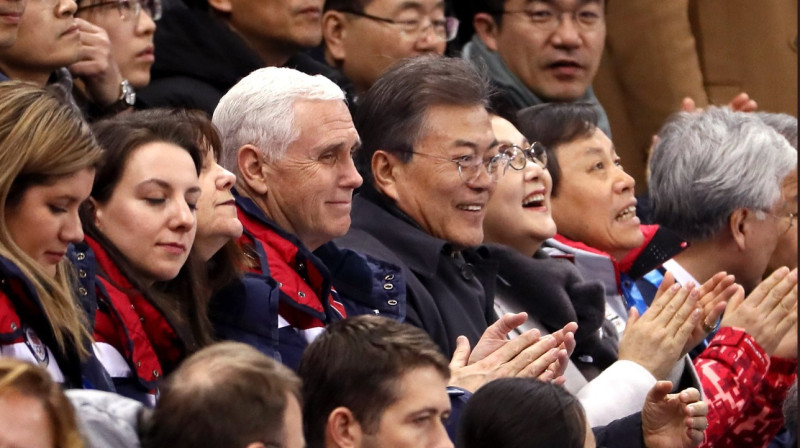 美國副總統彭斯堅稱，美國、南韓和日本意見完全一致，將持續孤立北韓，直到他們放棄核武。圖為彭斯（中左）與南韓總統文在寅（中右）於冬奧會場交談。   圖/PyeongChang 2018推特