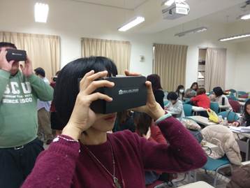 今(11)日台北專業司法通譯人員考試，採用「司法通譯VR實境模擬教學與考試系統」，為全國首次導入VR之國家級考試。   圖：資策會提供