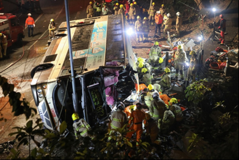 香港一輛九龍巴士公司的雙層巴士10日晚間在新界大埔公路上失控側翻，造成19人死亡、65人受傷，並有9人命危。    圖：中央社