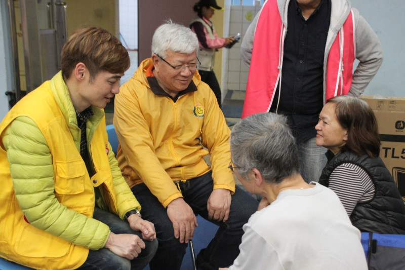 藝人宋逸民與夏忠堅秘書長一起關懷災民表達關心。   圖：中華基督教救助協會/提供