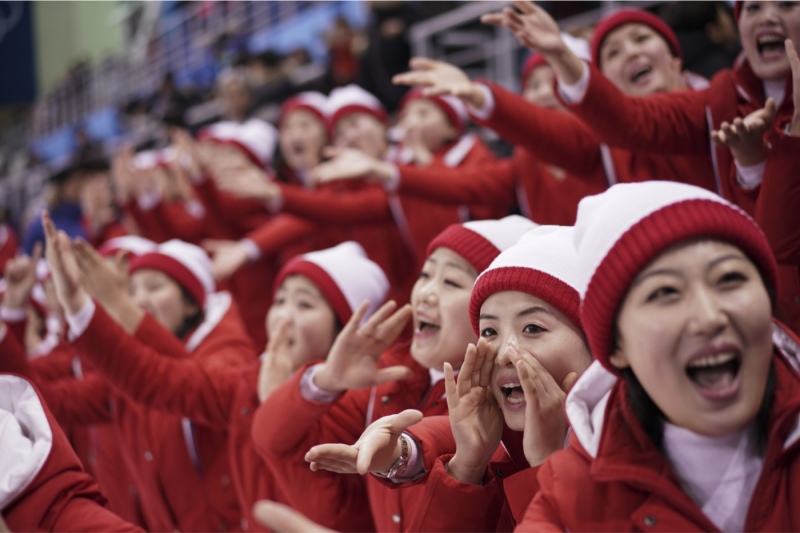 本屆冬奧兩韓聯隊有兩名北韓競速滑冰選手參賽，其中一名選手昨天出賽。啦啦隊努力傳達統一訊息，高呼：「朝鮮民族，我們是一家人！」將全場焦點從冰上拉到場邊的她們身上。   圖：達志影像/美聯社