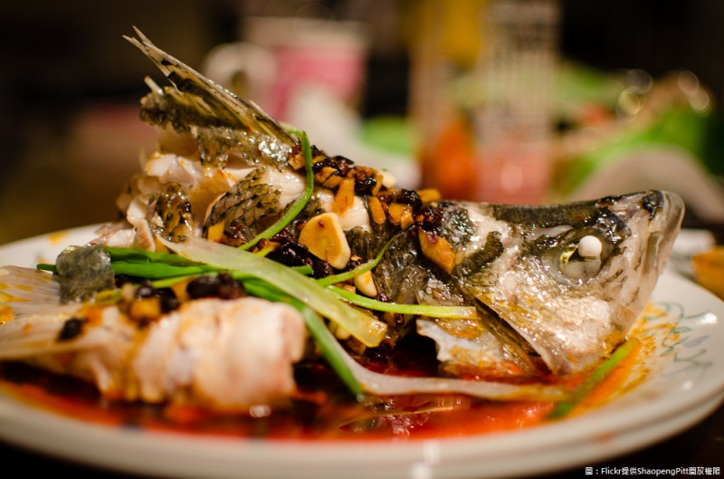 過年期間餐桌上常見的「魚料理」則是在蛋豆魚肉類中比較健康的食物。   圖：Flickr提供ShaopengPitt開放權限