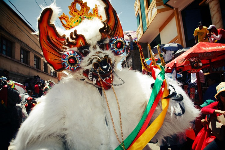玻利維亞奧魯羅狂歡嘉年華可以追溯到2世紀前，長達20小時的派對也被列為世界無形文化遺產。   圖：翻攝 BOLIVIAN LIFE/ Szymon Kochański