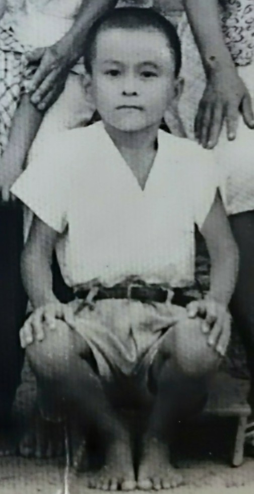 六十年前， 理大光頭、打赤腳、穿卡其短褲的陳耀東先生。   圖 : 王瓊玲 / 提供