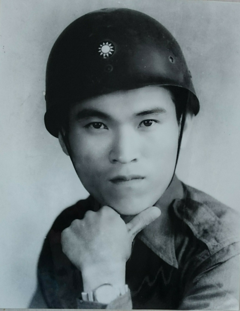 六十年前，二十九歲的臺灣充員兵陳茂根的戎裝照。後來變成唯一的遺照。   圖 : 王瓊玲 / 提供