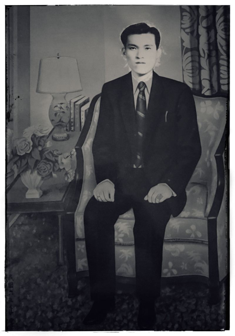陳茂根烈士在1958年八二三臺海戰役陣亡之後，家人請畫匠根據唯一的戎裝照，再為他重畫的畫像。   圖 : 王瓊玲 / 提供