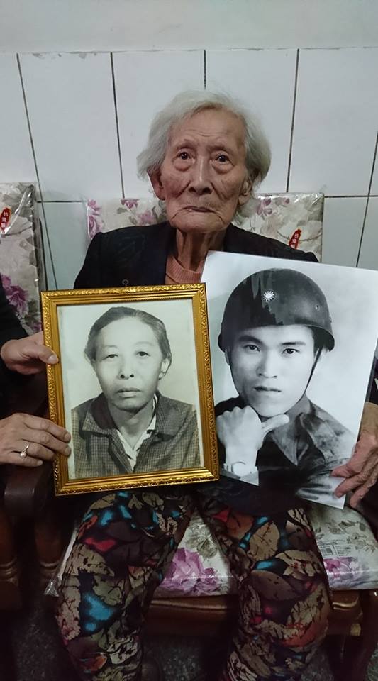 現年八十七歲的烈士遺孀陳賴玉昭女士，手中捧著她一生的最敬與最愛。   圖 : 王瓊玲 / 攝