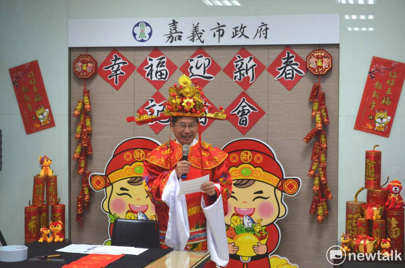 涂醒哲在新春記者會上打扮成財神爺，頗為喜氣。   圖：蔡坤龍/攝
