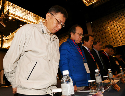台北市長柯文哲（左）12日在台北晶華酒店出席「都市更新論壇Ⅳ－公私協力．改革都更效能」論壇，和與會來賓一起為花蓮地震罹難者默哀一分鐘。   圖 : 中央社