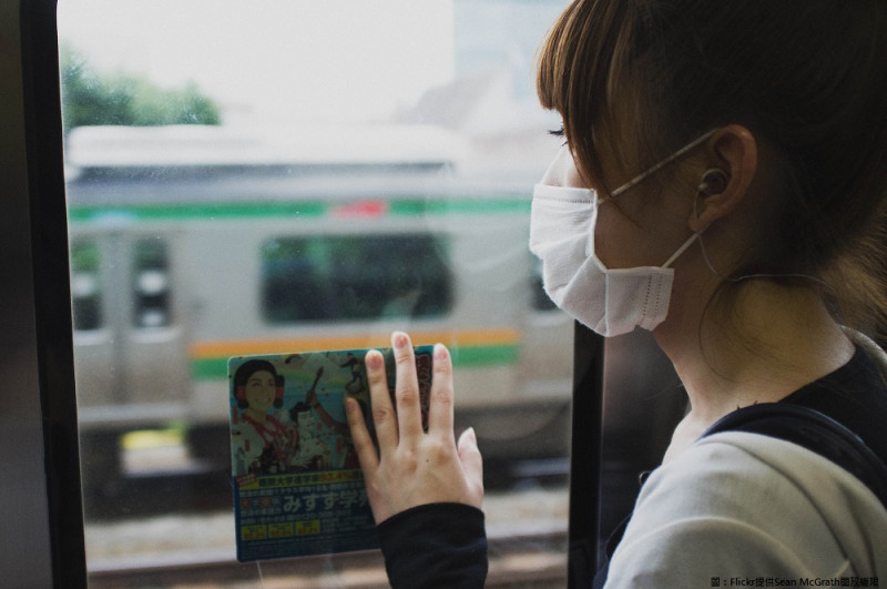 敏感族群外出建議多留意空氣品質，並戴上口罩減少吸入過多空氣污染物。   圖：Flickr提供Sean McGrath開放權限