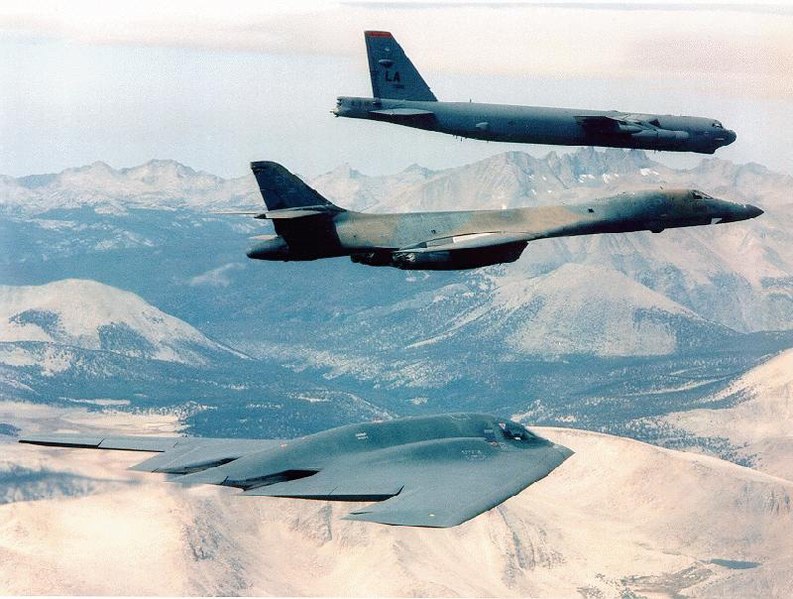 美國空軍轟炸機B-52H（由上至下）、B-1B與B-2A飛行成本高、維修時間長，可能提前退役。   圖：翻攝WIKIMEDIA COMMONS