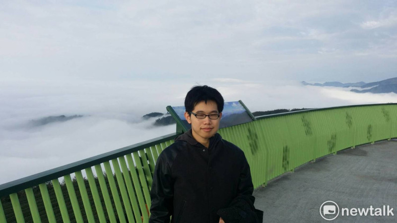 雲嶺之丘，遊客在觀景台前看雲海。   圖 : 謝步智/攝