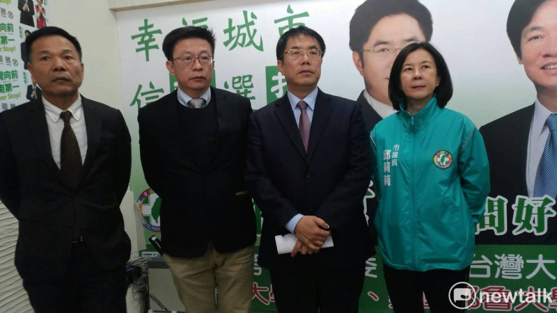 台南市長參選人黃偉哲針對網路週刊的指控表示，他將搜集相關抹黑事證，向民進黨初選督導小組提出檢舉。   圖 : 黃博郎/攝