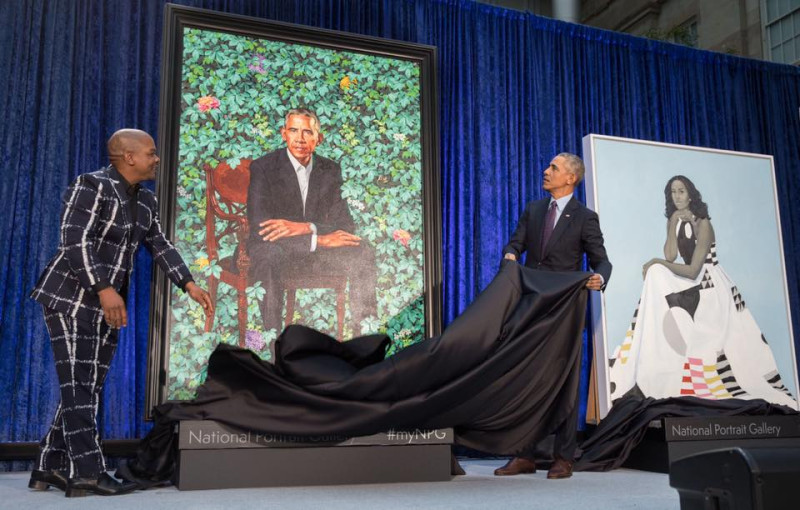 美國前總統歐巴馬（右）12日才出席華盛頓國家美術館活動，為自己的肖像揭幕。   圖：翻攝歐巴馬臉書