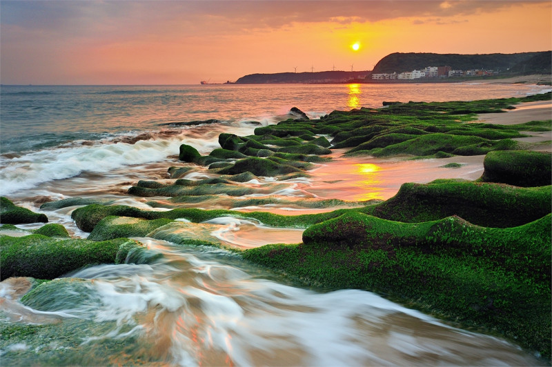 老梅綠石槽位於北海岸石門區老梅海岸，是由海蝕溝槽和海藻共同構成。   圖：觀光局北海岸及觀音山國家風景區管理處提供