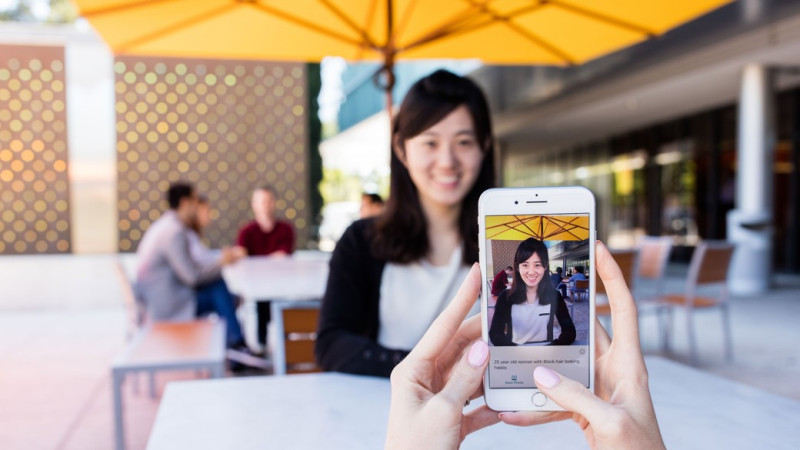 微軟設計的「Seeing AI」應用程式，可以幫助視障人士辨識朋友及其臉部表情。   圖：微軟提供
