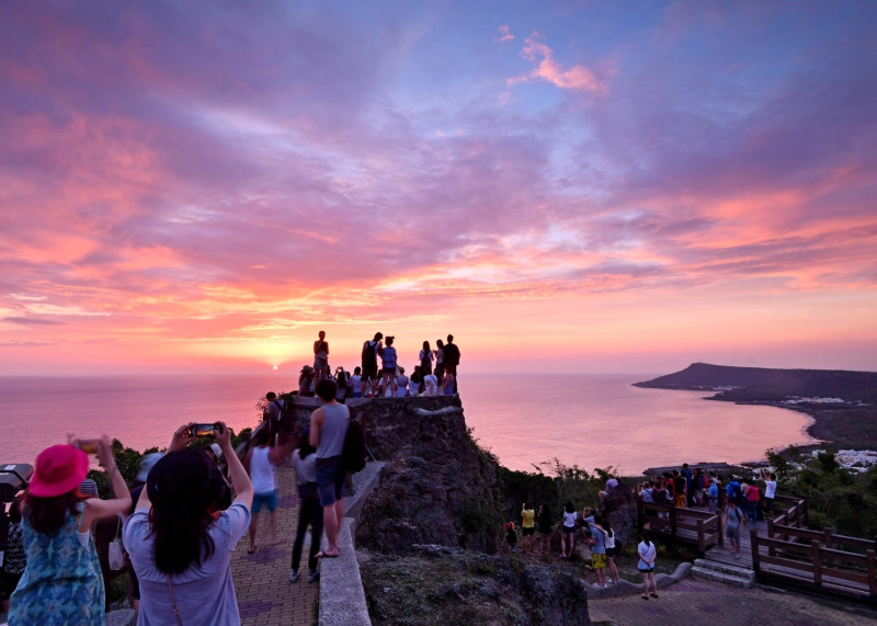 關山夕陽，曾獲CNN評選世界十二大夕陽美景之一。    圖：屏東縣政府/提供