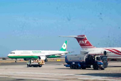 農曆春節連假開始，台澎空中交通疏運進入高峰，國內
各航空公司除了原有ATR的客機外，包括遠東、華信與立榮航空，也都調度MD80、A320、737-800等大型客機
來疏運返鄉人潮。   圖：中央社