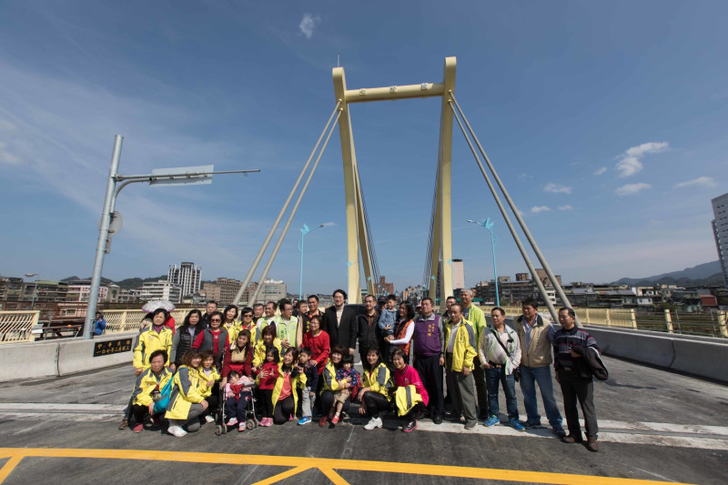 基隆七堵「七賢橋」今(14)日下午開啟階段性通車。   圖：基隆市政府 / 提供