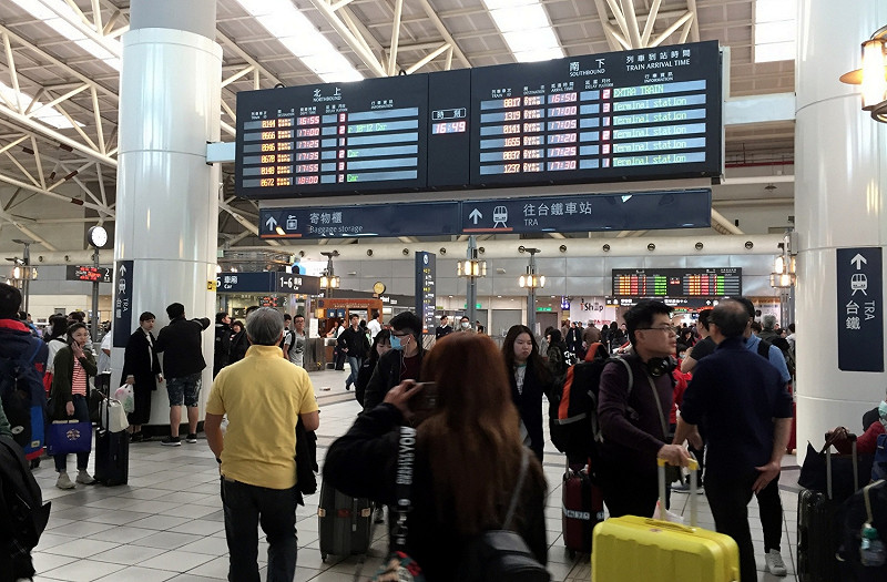陳菊除了歡迎打拼遊子返鄉過年，也邀請全台民眾利用春節假期至高雄旅遊，感受高雄的溫暖熱情。   圖 : 高雄市政府/提供