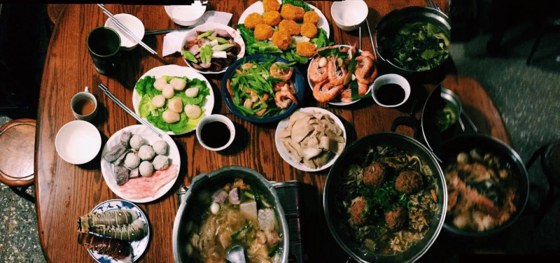 農曆新年來臨，豐盛大餐搭配各式各樣零食，台北市衛生局教民眾「年節三部曲」，春節期間「聰明吃、快樂動、天天量體重」。   圖：周煊惠 / 攝（資料照）