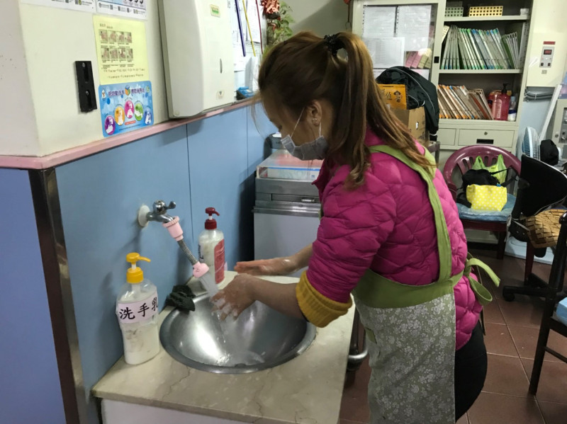 處理食物時要勤洗手，以免感染腸胃炎   圖 : 台中市政府/提供