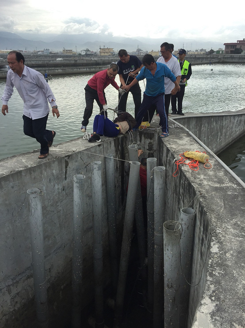 掉落水塘的民眾在送院前已無呼吸心跳。 圖 : 屏東縣消防隊/提供