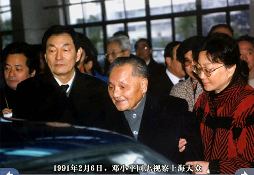 1991年，鄧小平（左3）第四次在上海過春節，仍然利用農曆年期間緊盯改革開放諸多擘劃，一刻不得閒，時任上海市長、上海市委書記的朱鎔基（左2）隨侍在側。   圖：翻攝自搜狐軍事頻道