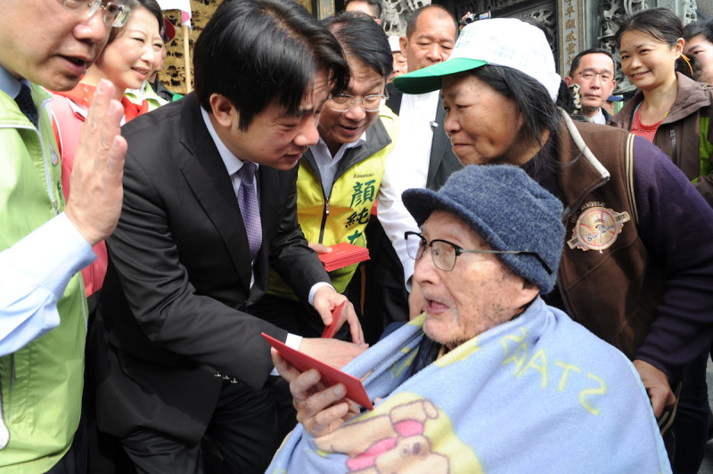 賴清德向台南市民拜年並發紅包，受到熱烈歡迎。   圖：行政院/提供