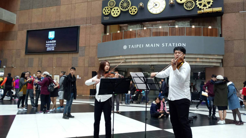 益品書屋特別選在今(2/17)天大年初二，讓2位小提琴樂手和近10位同仁走出書屋，在台北車站舉辦快閃音樂會。   圖：益品書屋/提供