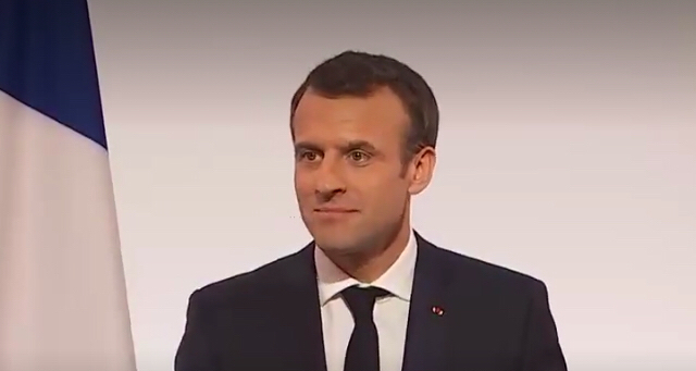 巴黎人日報（Le Parisien）昨天報導，馬克宏（Emmanuel Macron）大年初一在艾里賽宮（Elysee）接待各國大使和團體代表，他向亞裔法國人及亞洲道賀新年快樂。   圖：翻攝自臉書