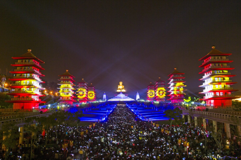 佛陀紀念館於春節期間，舉辦光雕焰火秀，精采奪目。   圖：人間社/提供
