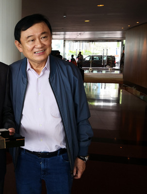 前泰國總理戴克辛與盈拉兄妹近日展開亞洲之行，並輾轉抵達香港訪問。圖為戴克辛18日在香港洲際酒店與友人合照。   圖：中央社