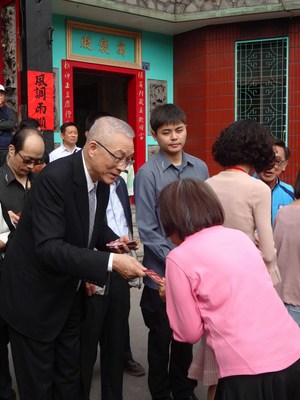 國民黨主席吳敦義（前左）19日到高雄進行宗教祈福行程，並向民眾拜年和發送新年福袋與紅包。
   圖/ 中央社
