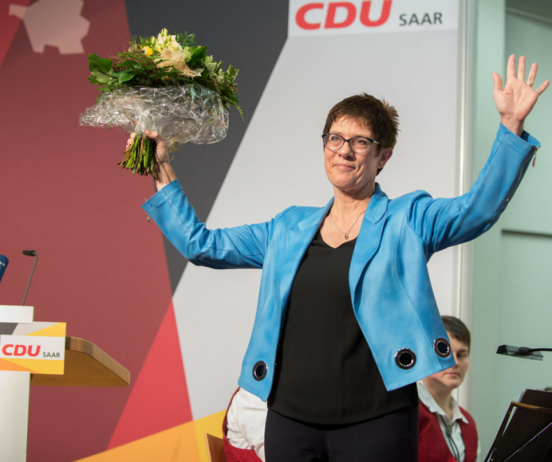 德國總理梅克爾今天任命受歡迎的薩蘭邦（Saarland）女邦長克朗普凱倫鮑爾接任執政黨基民黨秘書長，這助長梅克爾正在安排接班人選的揣測。德國媒體暱稱克朗普凱倫鮑爾是「薩蘭邦的梅克爾」。她預料將在26日的基民黨大會上正式獲任命為秘書長。   圖:翻攝自克朗普凱倫鮑爾AnnegretKramp-Karrenbauer臉書