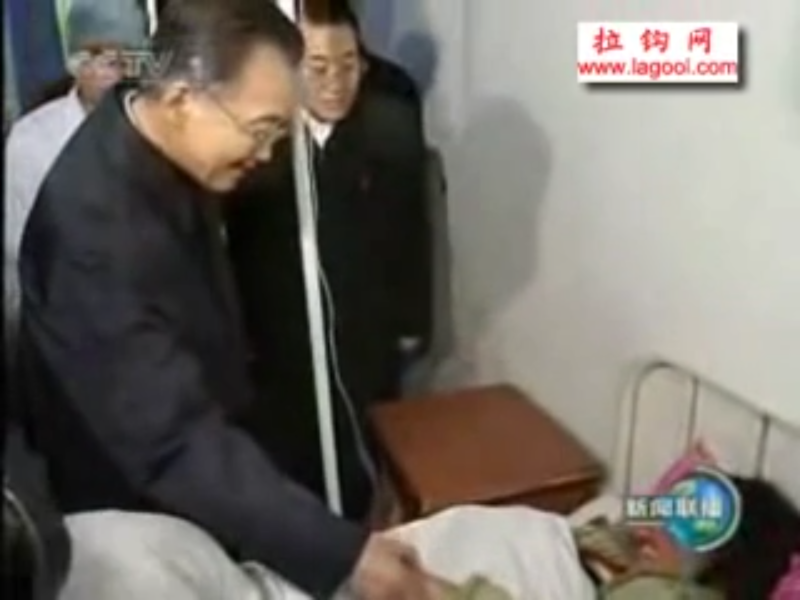 當年國務院總理溫家寶多次走訪河南愛滋村後，傳出疑似地方官員私下找人假扮病患的「握手門」事件。   圖：翻攝自Youtube