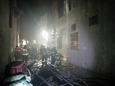彰化和美鎮20日凌晨傳出火警意外，一間3層樓高的透
天厝突然起火，消防局獲報隨即出動10多輛消防車前往
灌救。   圖：中央社