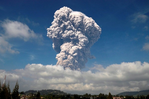 印尼蘇門答臘的錫納朋火山（Mount Sinabung）19日再次爆發。   圖：達志影像/路透社