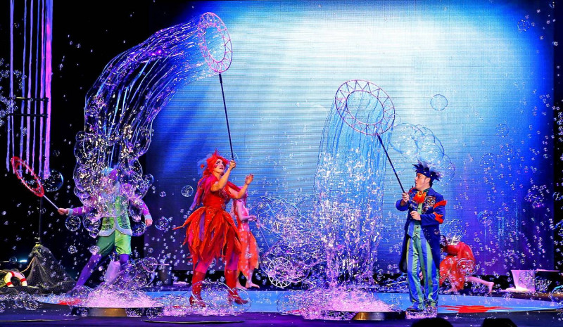 2018台灣燈會今（20）晚7時30分將有首度來台的「拉脫維亞Under Water Bubble Show泡泡秀」。   圖：嘉義縣政府/提供