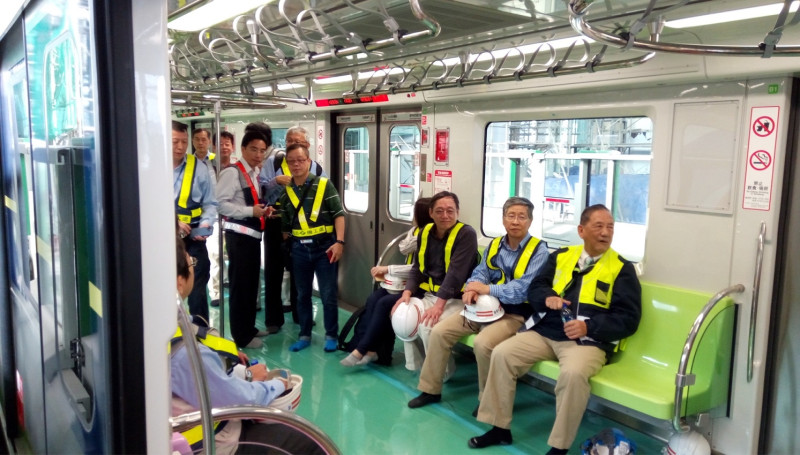 副市長林陵三日前在交通局長王義川的陪同下，乘捷運到G17烏日高鐵站，了解各系統和行控中心的整合情形。   圖：台中市交通局／提供
