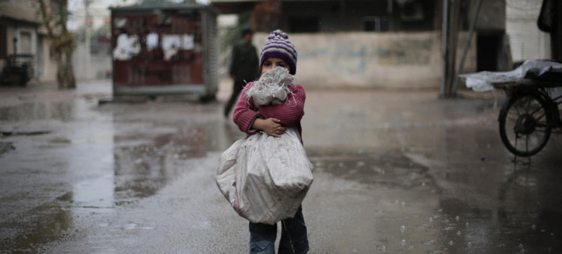 敍利亞大馬士革古塔東區戰火頻傳，1名小朋友拿著收集來的柴火準備回家。   圖：聯合國圖片/Al Shami
